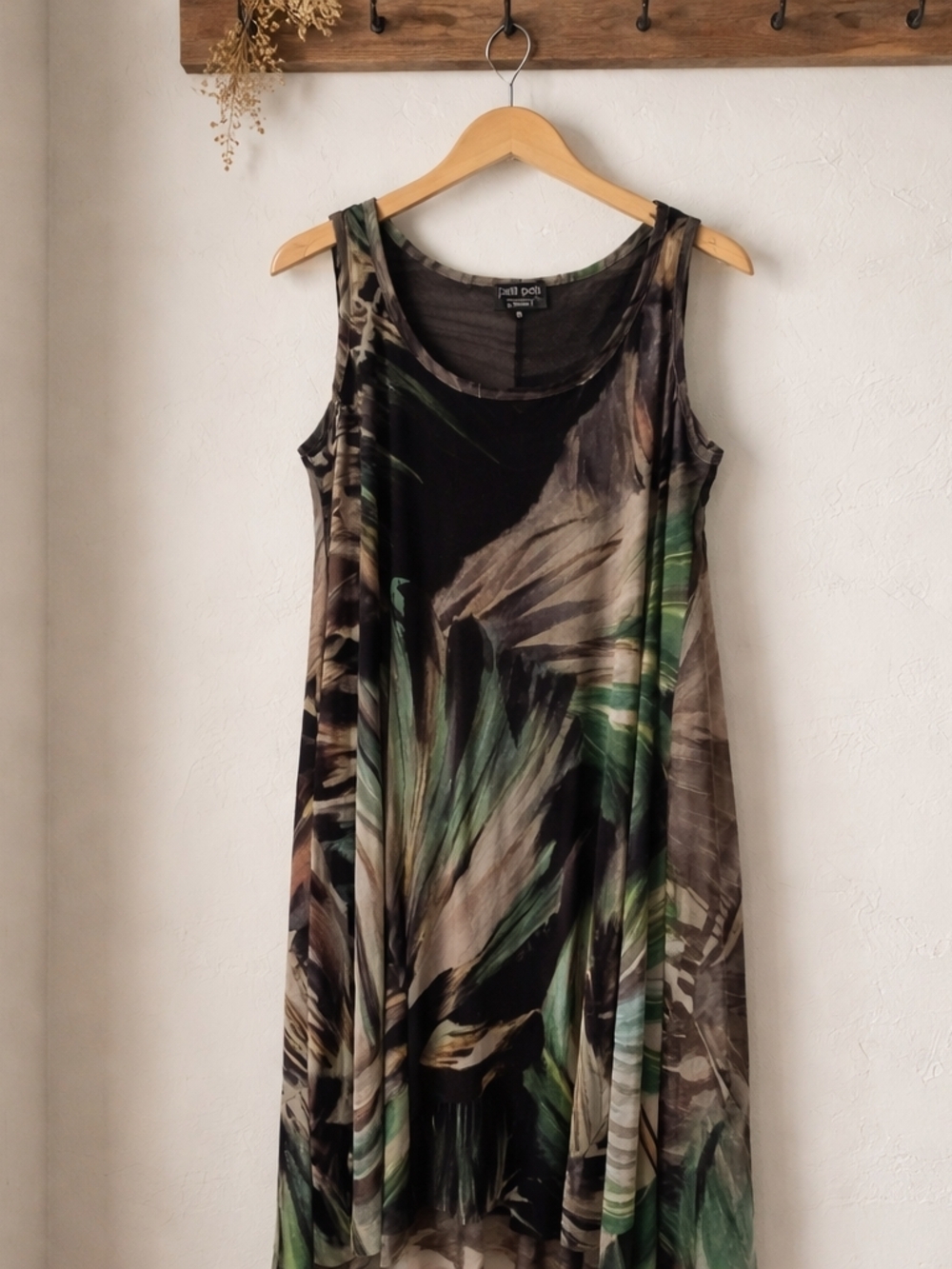 Viviana Sleeveless Maxi Dress in Black and Green Leaf Print